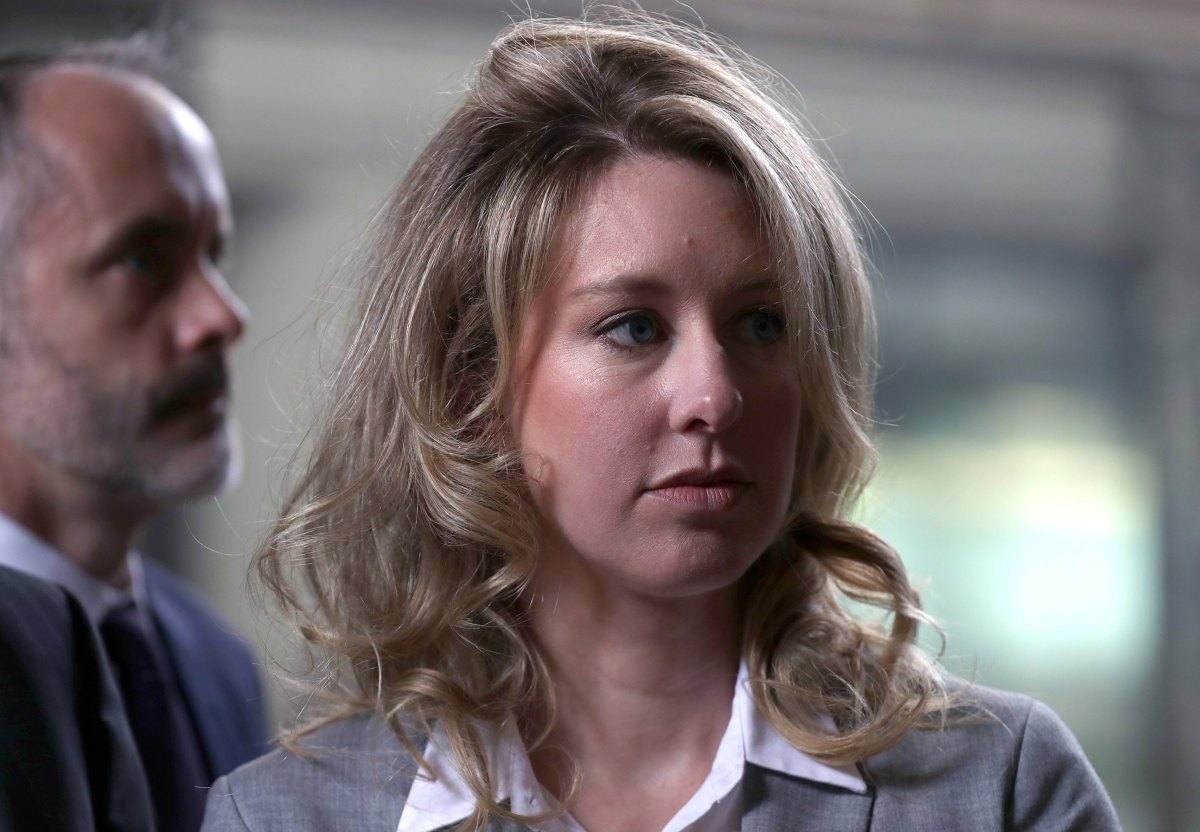 Wirtualne biuro Elizabeth Holmes: Zajrzyj na jej biurko!